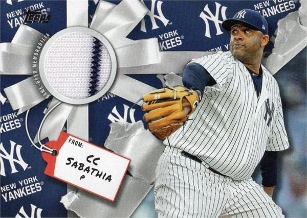 CC Sabathia játékos kopott jersey-i javítás baseball kártya (New York Yankees) 2018 Topps Walmart Holiday WHRCS csíkos -